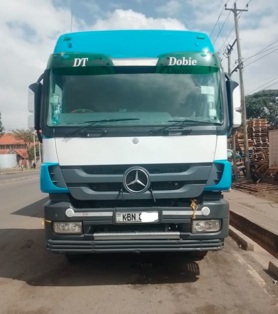 Mercedes Benz Actros complete with skeleton photo