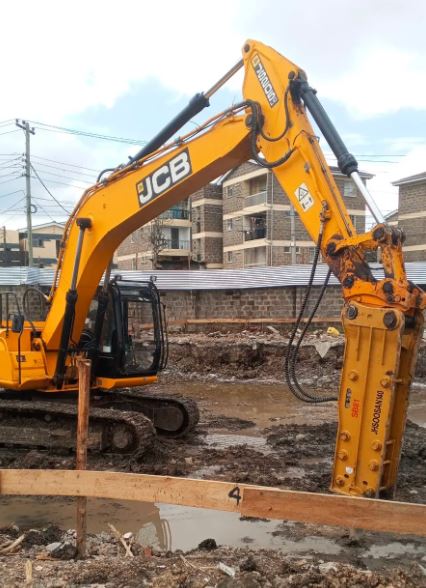 JCB 220LC Excavator Hire in Kenya – KSh 45,000/Day (Rock Breaker + Operator) in kikuyu