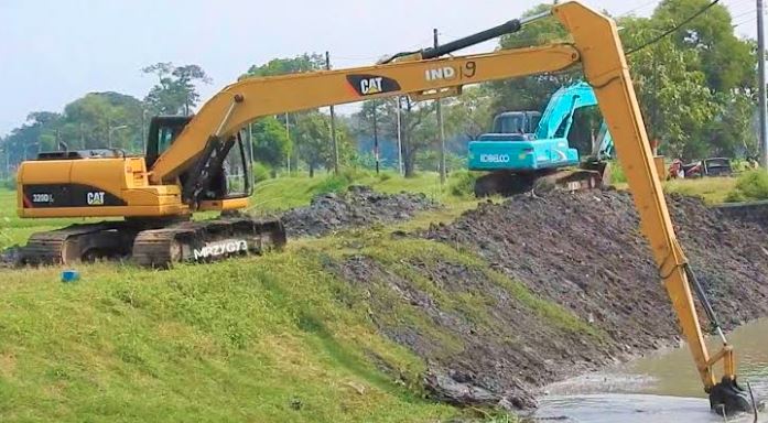 Long Reach Excavator for Hire in Kenya | KES 6,000/hr Dry Rate photo